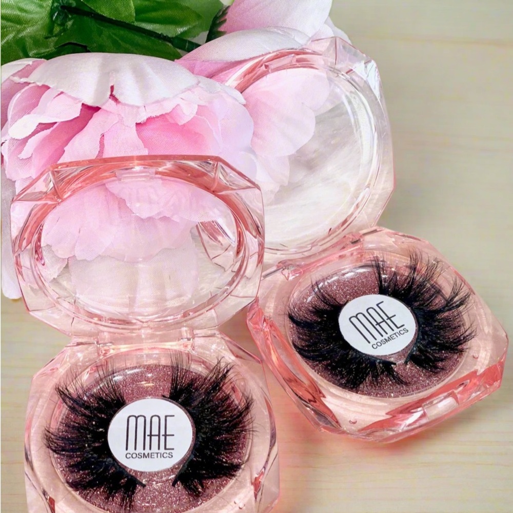 MAE Cosmetics Eyelashes in Pink Glitter Case